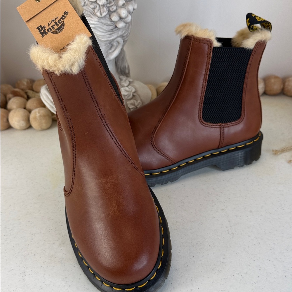 Dr Martens 2976 Leonore Chelsea Boots Faux Fur Lined in Saddle Tan Size 9 (NWOB) - Picture 11 of 11